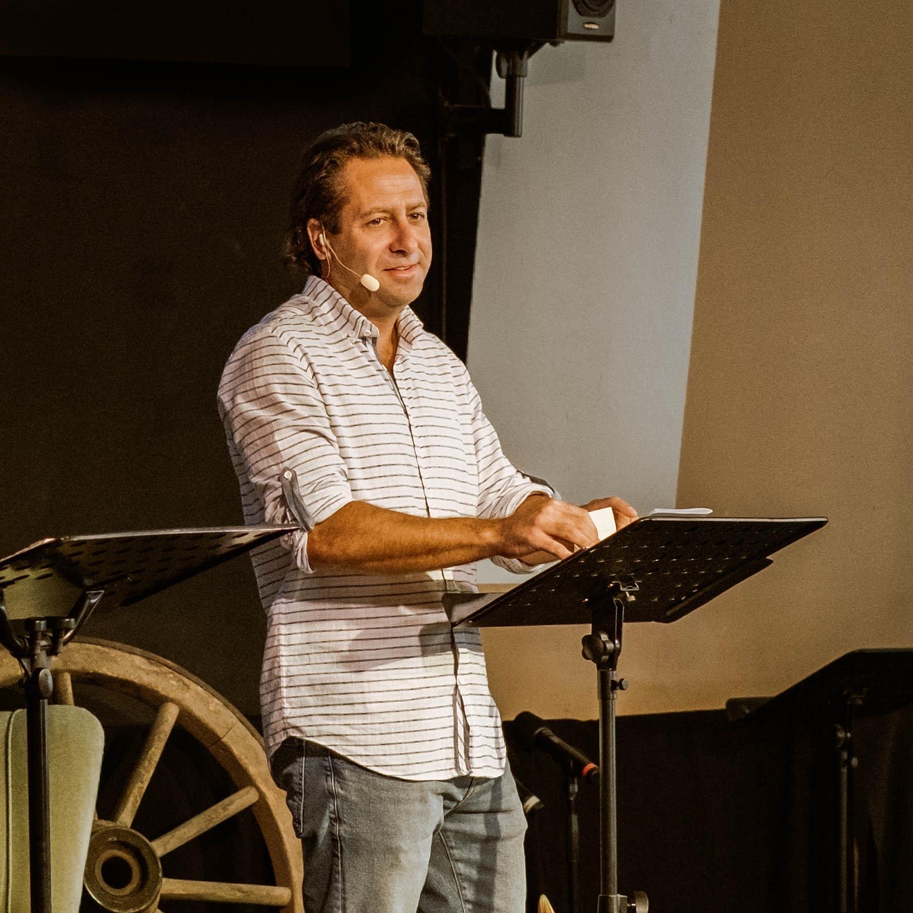 Pastor "Keith Fortenberry" während einer Predigt in der Calvary Chapel Heidelberg