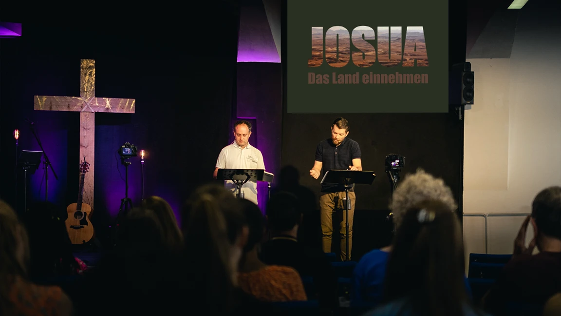 Gottesdienst in der Calvary Chapel Heidelberg während der Predigt Reihe über Josua.