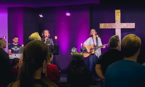 Anbetungsleiter der Calvary Chapel Heidelberg spielt Gitarre während des Lobpreises.